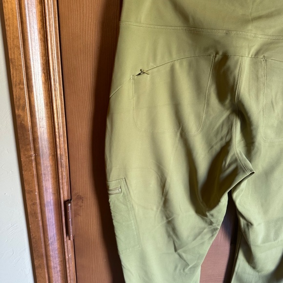 NWT Women's Athleta Headlands Hybrid Cargo Tight, Size 14 - Picture 9 of 12